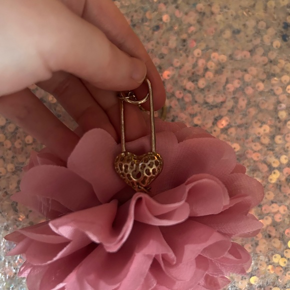 $6.99 SHIPPING FLOWER KEYCHAIN 🌸🌷🌹 - Picture 3 of 3